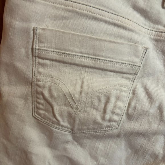 Levi's White Jean‎ Shorts with White Tab and Two Buttons - Picture 9 of 14
